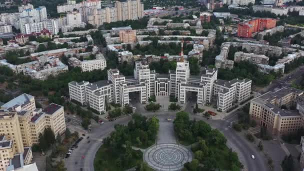 Kharkiv, Ucrânia - 17 de julho de 2021: Grande cidade ucraniana Kharkiv. Derzhprom e Praça da Liberdade. Vista aérea — Vídeo de Stock