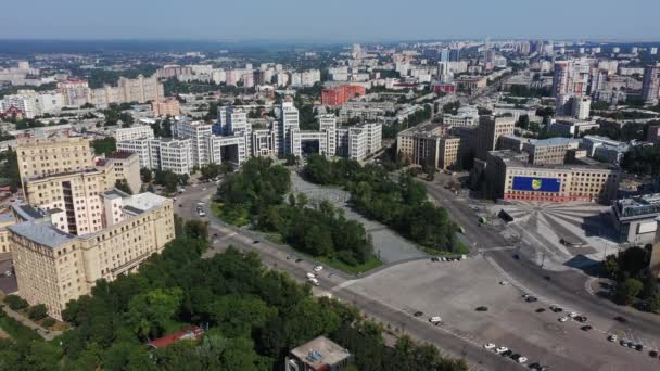 Kharkiv, Ukraina - 17 juli 2021: Storukrainska staden Kharkiv. Derzhprom och Freedom Square. Flygbild — Stockvideo