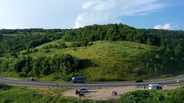 Uzhorod, Ukraine - 17. Juli 2021: Hyperlapse eines schönen Touristenortes in der Nähe der Straße in den Bergen. Luftaufnahme — Stockvideo