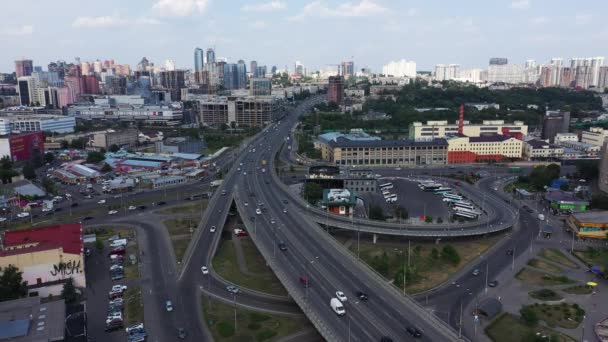 Kiev, Ucrania - 28 de julio de 2021: Tráfico en las calles antes de la guerra desde Rusia. Vista aérea — Vídeo de stock