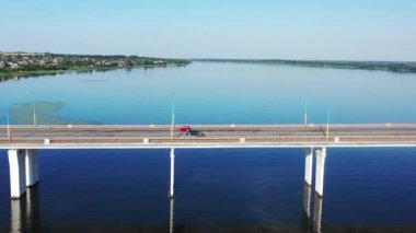 Kherson, Ukrayna - 17 Temmuz 2021: Kharkiv 'deki büyük betweed nehri Dnipro. Hava görünümü