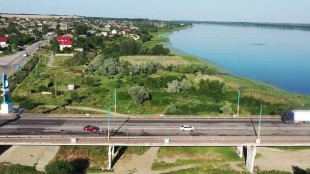 Cherson, Ukraine - 17. Juli 2021: Große Brücke zwischen dem Fluss Dnipro in Charkiw. Luftaufnahme — Stockvideo