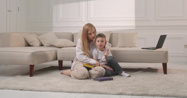 Mama verbringt ihre Freizeit mit ihrem Sohn zu Hause. Eine vorbildliche Mutter. — Stockvideo