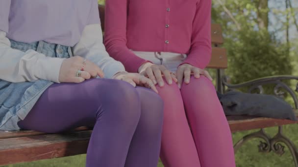 Detalles de la ropa adolescente. Ropa inusual de adolescentes en colores brillantes. — Vídeos de Stock