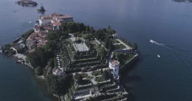 Karanlık okyanus sularıyla çevrili küçük bir adanın harika manzarası. Yaz tatili için harika bir seçenek..