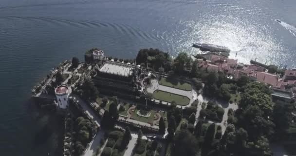 Egy sziget a tenger közepén a többi gazdag ember számára. A sziget, amelyen a vár. — Stock videók