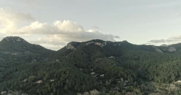 Chaînes de montagnes. Une beauté incroyable brûlée. Les montagnes fluctuent de la vue des oiseaux. — Video