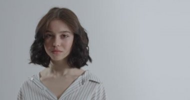 Kız elleriyle ağzını kapatıyor. Tamam mı? Ergenlik depresyonu.