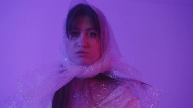 Yeniden kullanılabilir polietilen başlık. Yüzü plastik bir eşarpla kaplanmış kızlar.