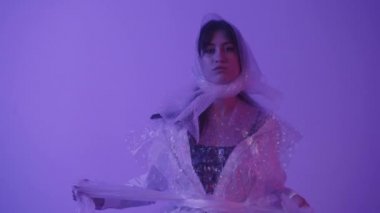 Gençler eko 'da olmaya teşvik ediliyor. Kız kıyafet yerine polietilen kullanıyor. Daha az plastik kullan.