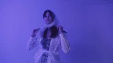 Kız kafasına polietilen yapılmış bir mendil takıyor. Plastik kıyafetler. Yeniden Kullanılabilir.