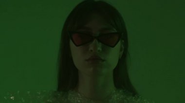 Gözlüklü şık bir kız. Güneş gözlüklü bir moda kızının yüzü..