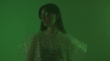 Kız, polietilen zehirlenmesini görmemek için yüzüne sigara içiriyor..