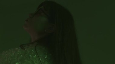 Güzel kız, eko dünyasına prizmanın içinden bakıyor. Gençlerin dünyadaki tüm plastikleri yok etme arzusu..