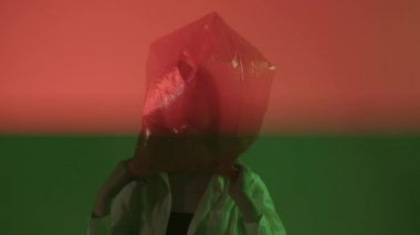 Kız kafasına neon ışıkta plastik bir torba geçirir. Gezegeni polietilenden kurtarıyorum..