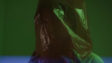 Kız kafasına plastik bir torba geçirir. Çok sayıda polietilen protestosu.