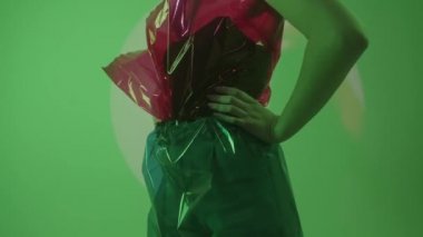 Polietilen 'den yapılmış moda elbisesi. Kız polietilen bir elbise giyiyor..