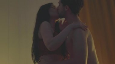 Genç ve seksi çift, birbirlerine erotik öpücükler ve baştan çıkarıcı dokunuşlarla harika vakit geçiriyorlar.