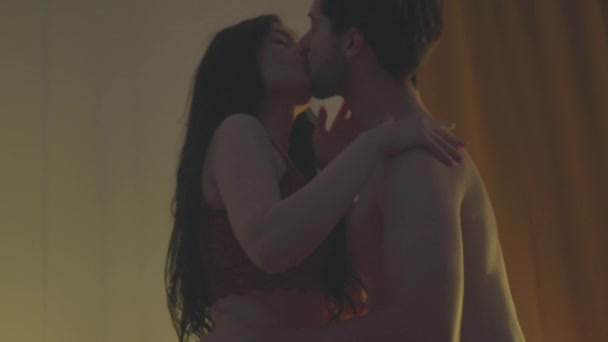Молодая сексуальная пара прекрасно проводят время в эротических поцелуях и соблазнительных прикосновениях друг к другу — стоковое видео