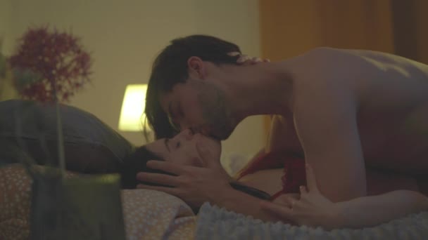 若いカップルとベッドでキスし情熱のフィットで避妊を無視する美しいプロセス — ストック動画