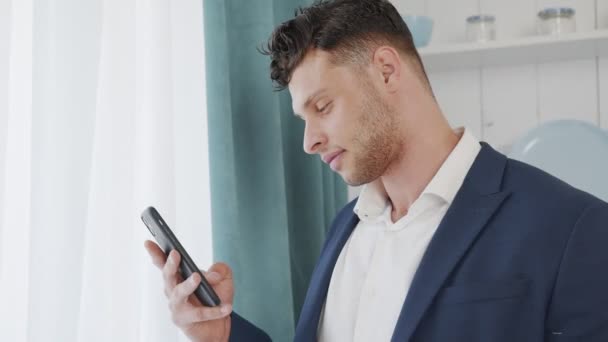 Крупним планом рамка людини, яка вводить текстове повідомлення в свій телефон — стокове відео