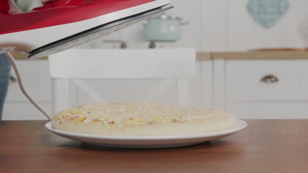 Close-up frame van de freaky man pizza op de tafel die is gestoomd met een strijkijzer — Stockvideo