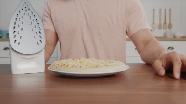 Cadru non-standart al pizza pe masă, care este aburit cu un fier de călcat — Videoclip de stoc