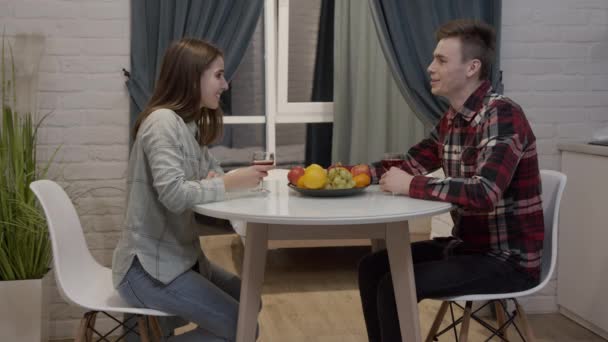 Das junge Paar hatte nach einem anstrengenden Tag ein romantisches Abendessen zu Hause — Stockvideo