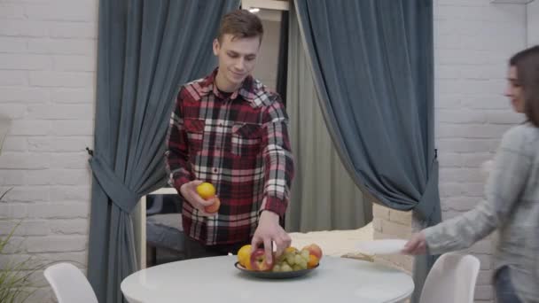 Junge Leute bereiten sich nach einem anstrengenden Tag bei der Arbeit und in der Schule zu Hause auf ein romantisches Abendessen vor — Stockvideo
