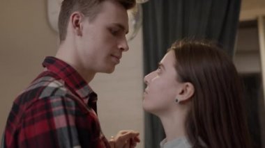 Evde, mutfakta genç bir çiftin nazik ve baştan çıkarıcı dansı. Romantik ortam