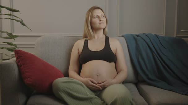 Launen einer schwangeren Frau. Die Schwangere wollte einen Kuchen und sie brachten ihn. — Stockvideo