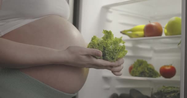 L'insalata è necessaria per la salute della donna incinta.. — Video Stock