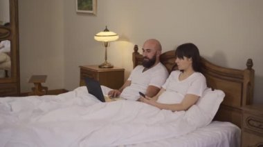 İki aşık dizüstü bilgisayarla bazı önemli şeyleri tartışıyor. 4k video