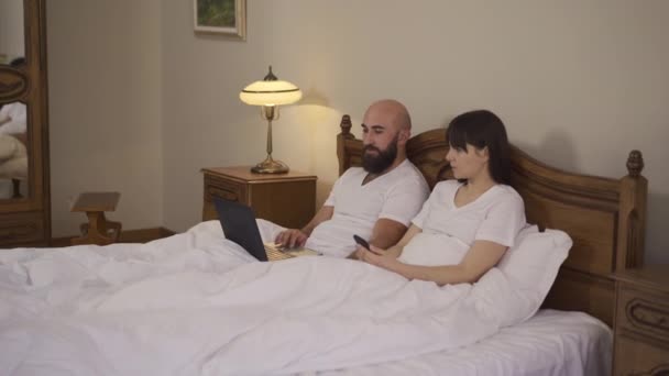 2人の恋人がノートパソコンで重要なことを話し合う 4Kビデオ — ストック動画