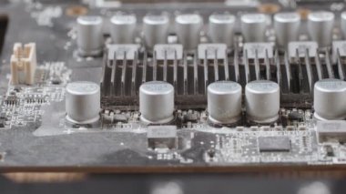 Üzerinde çeşitli detaylar olan bir çipin makro fotoğrafı