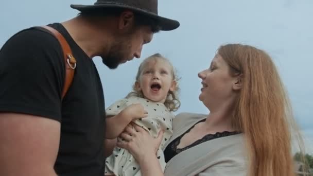 Hija Imita Padre Expresiones Faciales Familia Descansa Naturaleza Familia Los — Vídeo de stock