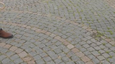 Bir araya gelen erkek ve dişi bacakların nazik yakın çekimi.