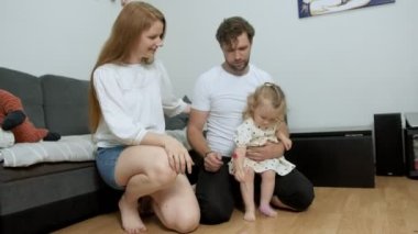 Karantinada bir çocuğun doğum gününü kutluyoruz. Çocuk iğneyle topu deliyor..