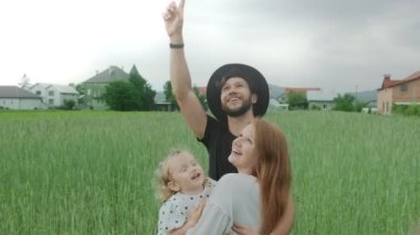 Dindar bir aile doğada zaman geçirir. Doğanın ve insanın birleşmesi.
