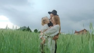 Doğada aile kucaklaşması. Akrabaların kollarında barış.
