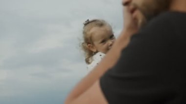 Babam doğadaki ailesinin fotoğraflarını çeker. Anne kızını kollarına aldı..