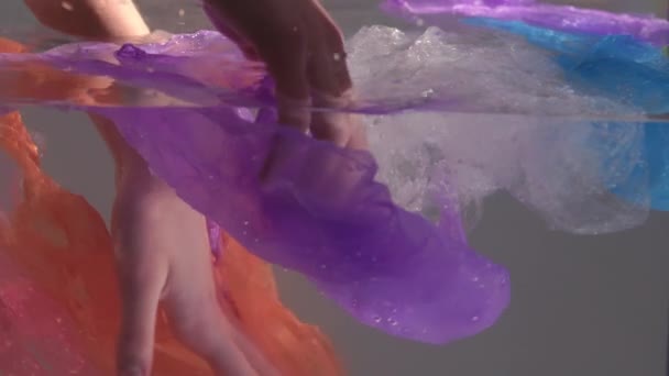 Gevolgen van irrationeel gebruik van polyethyleen. Het meisje dompelt haar hand in water met polyethyleen. — Stockvideo