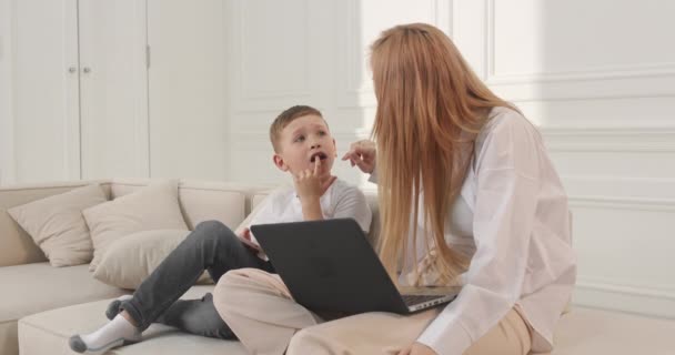 A fiú megmutatja az anyjának, hogy fáj a foga. A gyerekek fogfájásra panaszkodnak az anyjánál.. — Stock videók