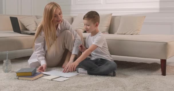 가족 과보내는 시간. 가족 이 책을 읽고 바닥에 그림을 그린다. — 비디오