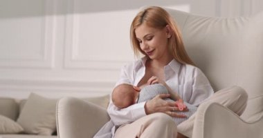 Anne olmak inanılmaz bir duygu. Emzirirken annelerin duyguları..