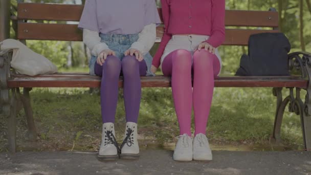 Tonåringar klädda i ljusa strumpbyxor. Video av detaljer där endast strumpbyxor och tjejhänder är synliga. — Stockvideo
