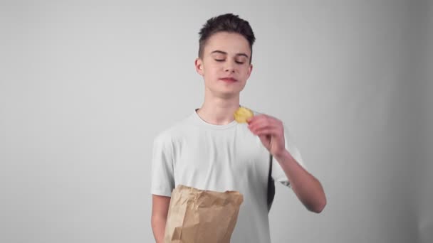 Pojken Njuter Smaken Aptitretande Salta Chips Video — Stockvideo