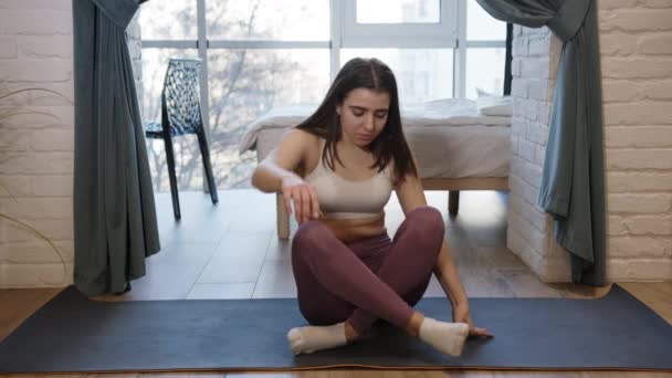 Menina Relaxa Medita Importante Para Ela Manter Sua Saúde Espiritual — Vídeo de Stock