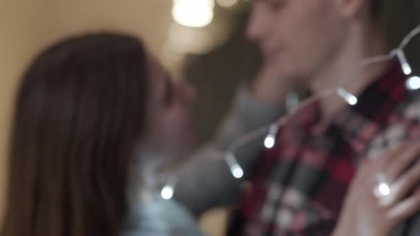 Vackra Unga Par Dansar Romantisk Miljö Hemma Efter Hård Dag — Stockvideo