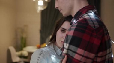 Romantik bir ortamda işten sonra evde dans eden güzel bir çiftin yakınına..